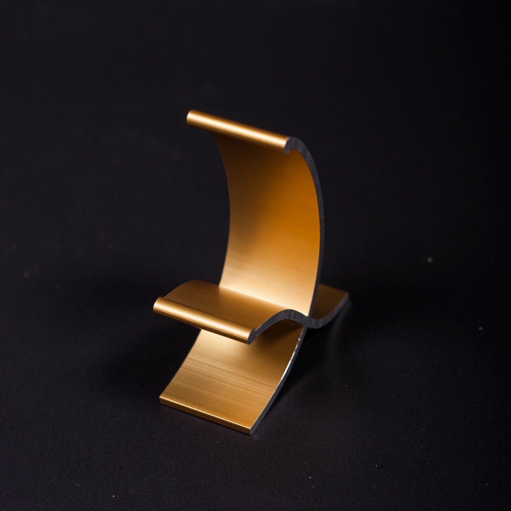 A golden Miestand, ready and able to hold any smartphone or tablet in a very agreeable position.